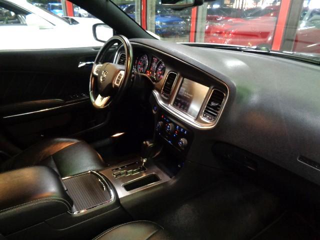 ダッジ・チャージャー R/T 5.7V8HEMIエンジンAWD黒革シートGIBSONマフラーローダウンサスメッキ20インチAWブラックラインディスプレイオーディオパワーシートシートヒーターバックカメラステアヒーターHIDライト(29枚目)