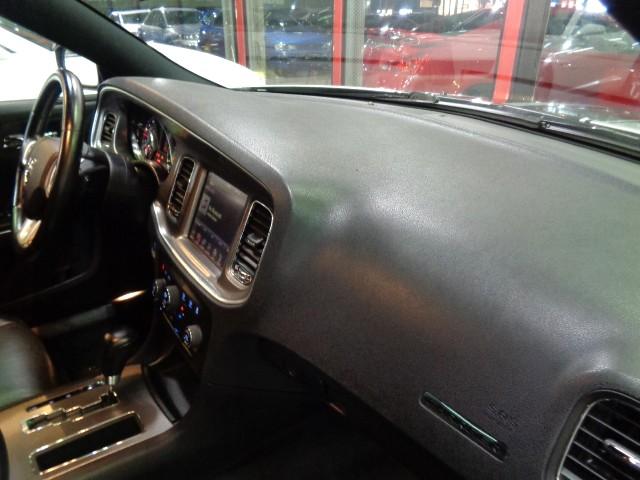 ダッジ・チャージャー R/T 5.7V8HEMIエンジンAWD黒革シートGIBSONマフラーローダウンサスメッキ20インチAWブラックラインディスプレイオーディオパワーシートシートヒーターバックカメラステアヒーターHIDライト(34枚目)