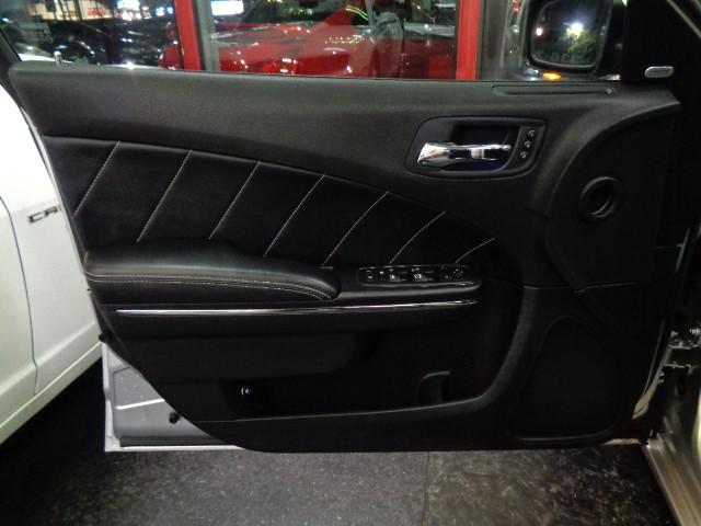 ダッジ・チャージャー R/T 5.7V8HEMIエンジンAWD黒革シートGIBSONマフラーローダウンサスメッキ20インチAWブラックラインディスプレイオーディオパワーシートシートヒーターバックカメラステアヒーターHIDライト(39枚目)