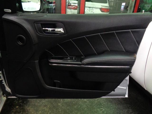 ダッジ・チャージャー R/T 5.7V8HEMIエンジンAWD黒革シートGIBSONマフラーローダウンサスメッキ20インチAWブラックラインディスプレイオーディオパワーシートシートヒーターバックカメラステアヒーターHIDライト(40枚目)