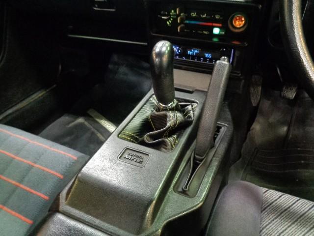ＭＲ２ Ｓ　スーパーホワイトカラーフルエアロノーマルルーフ３Ａ－ＬＵミッドシップエンジン純正５ＭＴミッション専用２本出しマフラーレカロシートＷＯＲＫアルミＲスポイラールーフスポイラー七宝焼エンブレムＴベルト交換済（28枚目）
