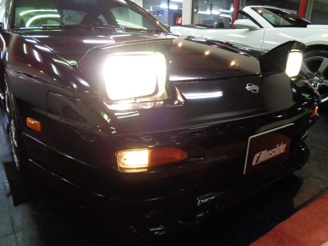 スポーティなフルエアロフロントマスクにリトラクタブルライトが光り輝きます修復部はＦバンパー右角取付部の軽微なもので綺麗に補修され走行に支障のないものです