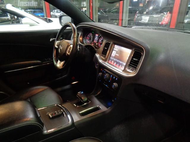 ダッジ・チャージャー ＳＸＴ　後期型ＳＸＴプラス３．６ＶＶＴエンジンパドルＳ黒革シートディスプレイオーディオバックカメラＢＥＡＴＳサウンドパワーシートシートヒーターＢＳＭブラック２０ＡＷクルーズコントロールＣＡＲＦＡＸチェック済（24枚目）