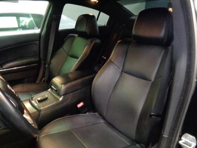 ダッジ・チャージャー ＳＸＴ　後期型ＳＸＴプラス３．６ＶＶＴエンジンパドルＳ黒革シートディスプレイオーディオバックカメラＢＥＡＴＳサウンドパワーシートシートヒーターＢＳＭブラック２０ＡＷクルーズコントロールＣＡＲＦＡＸチェック済（32枚目）