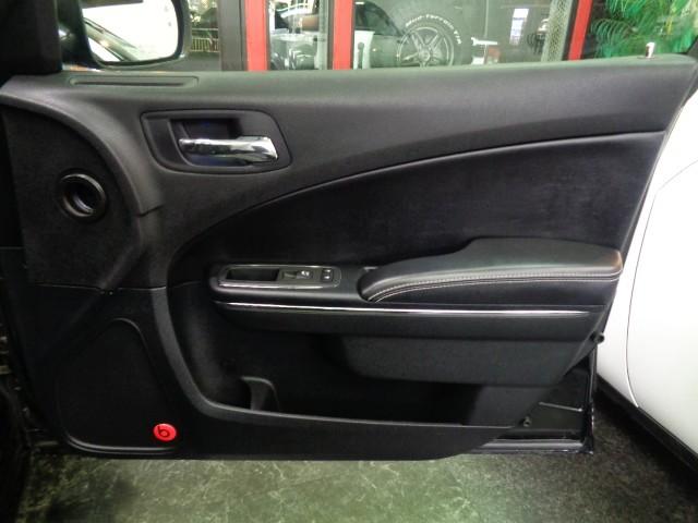 ダッジ・チャージャー ＳＸＴ　後期型ＳＸＴプラス３．６ＶＶＴエンジンパドルＳ黒革シートディスプレイオーディオバックカメラＢＥＡＴＳサウンドパワーシートシートヒーターＢＳＭブラック２０ＡＷクルーズコントロールＣＡＲＦＡＸチェック済（36枚目）