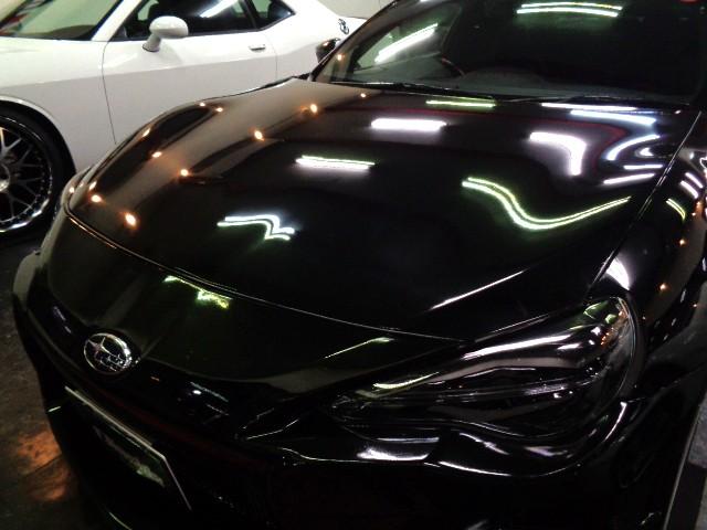 保管状況もよく光沢のあるクリスタルブラックシリカカラーのボディ＆透明感の高いクリアヘッドライトです修復部はＦバンパー右角取付部の軽微なもので綺麗に補修され高速走行を含む走行チェック済みで安心です