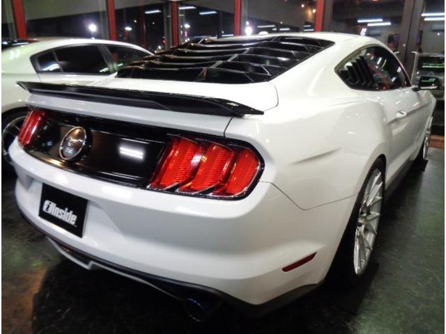 マスタング ５０イヤーズ　エディション　３５０台限定車２．３ＥＣＯＢＯＯＳＴターボ６速パドルＳステンマフラー車高調ＦブレンボＦＯＲＧＩＡＲＴ２０アルミ黒革インテリアディスプレイオーディオＳＨＡＫＥＲスピーカーパワーシートヒーターエアコン（3枚目）