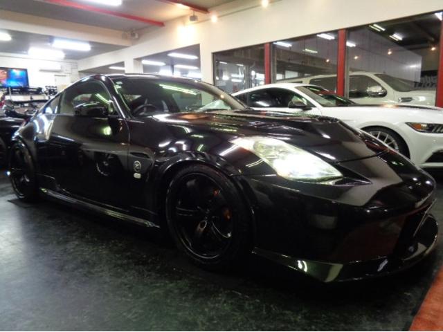 フェアレディZ バージョンニスモ NISMOエアロN1ロングノーズVQ35HRエンジン313PS6MTニスモマフラー車高調ブレンボキャリパーRAYSアルミエアロボンネットニスモ260kmメータ黒革シートVeilsideリアスポナビTV(8枚目)