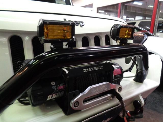 ジープ・ラングラーアンリミテッド スポーツ　３．８Ｖ６エンジンパートタイム４ＷＤ黒幌ＴＯＰオーバーフェンダＢＡＴＴＬＥＺマフラーリフトＵＰサスアイアンバンパー電動ウインチＸＤ１７アルミブロックタイヤ電動サイドステップＬＥＤライトＬＥＤフォグナビ（10枚目）