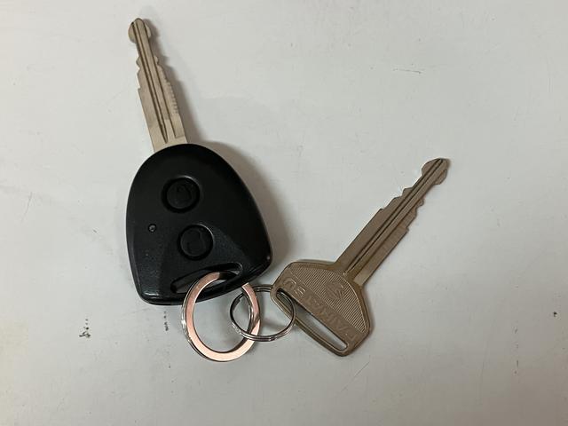 ハイゼットカーゴ ＤＸ／１年保証／１．６万キロ／Ｂｌｕｅｔｏｏｔｈ／　１年間走行距離無制限保証／１．６万キロ／４速オートマチック／キーレスエントリー／パワーウインドウ／集中ドアロック／プライバシーガラス／純正ＣＤステレオ／Ｂｌｕｅｔｏｏｔｈ／アイドリングストップ／（6枚目）