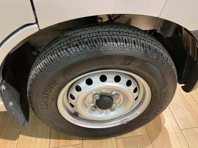 ハイゼットカーゴ ＤＸ／１年保証／１．６万キロ／Ｂｌｕｅｔｏｏｔｈ／　１年間走行距離無制限保証／１．６万キロ／４速オートマチック／キーレスエントリー／パワーウインドウ／集中ドアロック／プライバシーガラス／純正ＣＤステレオ／Ｂｌｕｅｔｏｏｔｈ／アイドリングストップ／（29枚目）