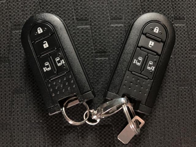 スマートキーを装備しています☆カギをカバンやポケットに入れて頂いた状態でドアロックの開閉やエンジンスタートをして頂けますよ！とても便利な装備です！