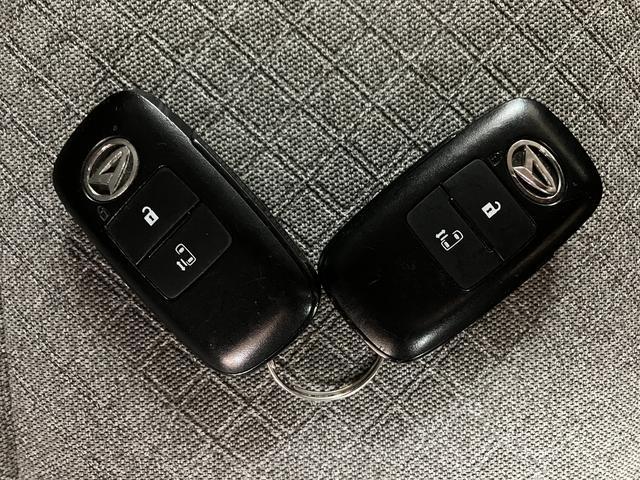 スマートキーを装備しています☆カギをカバンやポケットに入れて頂いた状態でドアロックの開閉やエンジンスタートをして頂けますよ！とても便利な装備です！