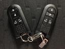 スマートキーを装備しています☆カギをカバンやポケットに入れて頂いた状態でドアロックの開閉やエンジンスタートをして頂けますよ!とても便利な装備です!