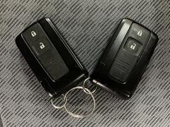 スマートキーを装備しています☆カギをカバンやポケットに入れて頂いた状態でドアロックの開閉やエンジンスタートをして頂けますよ！とても便利な装備です！ 5