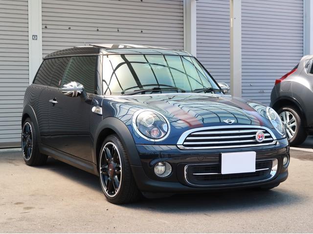 ＭＩＮＩ クーパー　クラブマン　ハンプトン　特別仕様車　専用カラー　専用１７ＡＷ　インナーブラックキセノンへッドライト　クルーズコントロール　パノラミックガラスサンルーフ（ユニオンジャック）　ブラックレザーシート　シートヒータ　ナビ（2枚目）