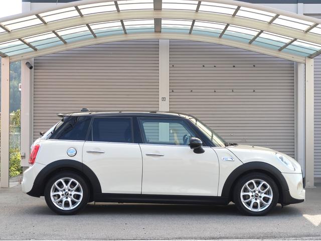 ＭＩＮＩ クーパーＳ　ターボ　ブラックルーフ　ＬＥＤヘッドライト　ＬＥＤフォグ　純正ＨＤＤナビ　ＢＴオーディオ＆ハンズフリー　１６インチＡＷ　クロームラインインテリア　ライトパッケージ　１オーナー　禁煙車　半年保証付（3枚目）