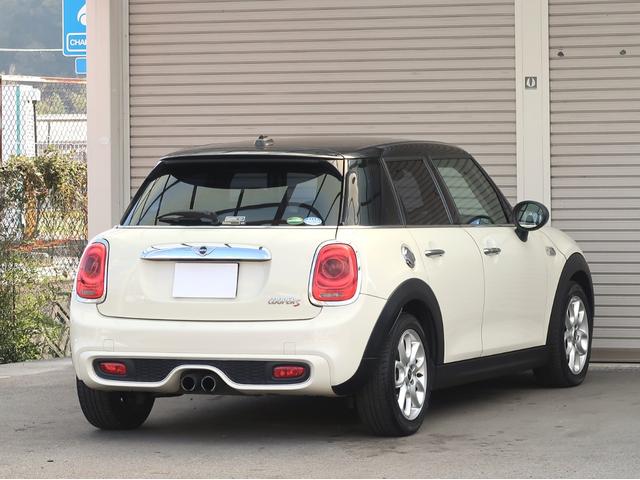 ＭＩＮＩ クーパーＳ　ターボ　ブラックルーフ　ＬＥＤヘッドライト　ＬＥＤフォグ　純正ＨＤＤナビ　ＢＴオーディオ＆ハンズフリー　１６インチＡＷ　クロームラインインテリア　ライトパッケージ　１オーナー　禁煙車　半年保証付（4枚目）