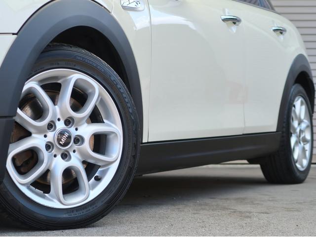 ＭＩＮＩ クーパーＳ　ターボ　ブラックルーフ　ＬＥＤヘッドライト　ＬＥＤフォグ　純正ＨＤＤナビ　ＢＴオーディオ＆ハンズフリー　１６インチＡＷ　クロームラインインテリア　ライトパッケージ　１オーナー　禁煙車　半年保証付（5枚目）