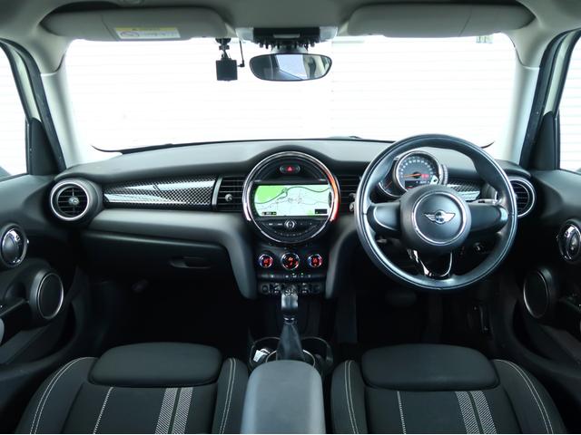 ＭＩＮＩ クーパーＳ　ターボ　ブラックルーフ　ＬＥＤヘッドライト　ＬＥＤフォグ　純正ＨＤＤナビ　ＢＴオーディオ＆ハンズフリー　１６インチＡＷ　クロームラインインテリア　ライトパッケージ　１オーナー　禁煙車　半年保証付（8枚目）