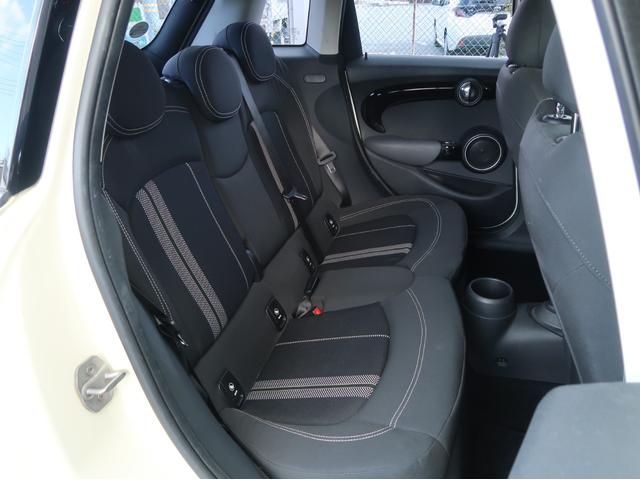 ＭＩＮＩ クーパーＳ　ターボ　ブラックルーフ　ＬＥＤヘッドライト　ＬＥＤフォグ　純正ＨＤＤナビ　ＢＴオーディオ＆ハンズフリー　１６インチＡＷ　クロームラインインテリア　ライトパッケージ　１オーナー　禁煙車　半年保証付（11枚目）