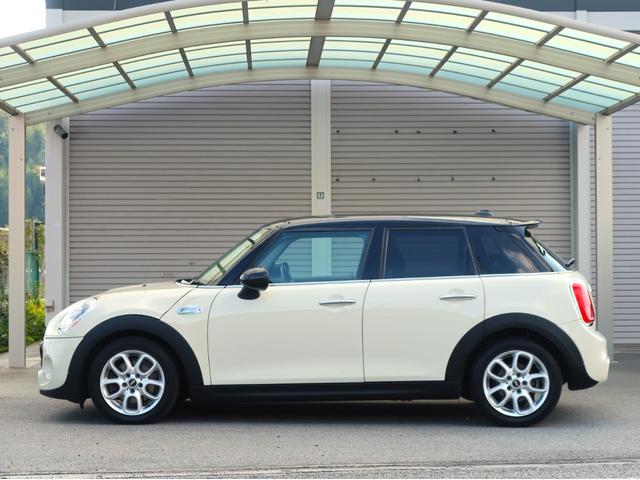 ＭＩＮＩ クーパーＳ　ターボ　ブラックルーフ　ＬＥＤヘッドライト　ＬＥＤフォグ　純正ＨＤＤナビ　ＢＴオーディオ＆ハンズフリー　１６インチＡＷ　クロームラインインテリア　ライトパッケージ　１オーナー　禁煙車　半年保証付（23枚目）