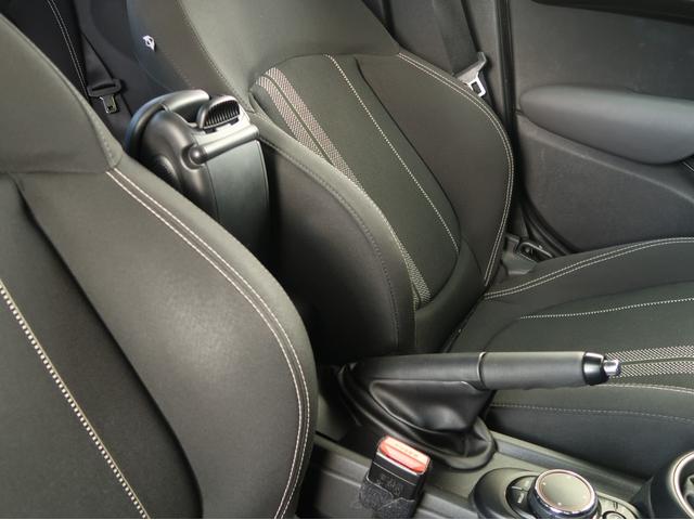 ＭＩＮＩ クーパーＳ　ターボ　ブラックルーフ　ＬＥＤヘッドライト　ＬＥＤフォグ　純正ＨＤＤナビ　ＢＴオーディオ＆ハンズフリー　１６インチＡＷ　クロームラインインテリア　ライトパッケージ　１オーナー　禁煙車　半年保証付（52枚目）