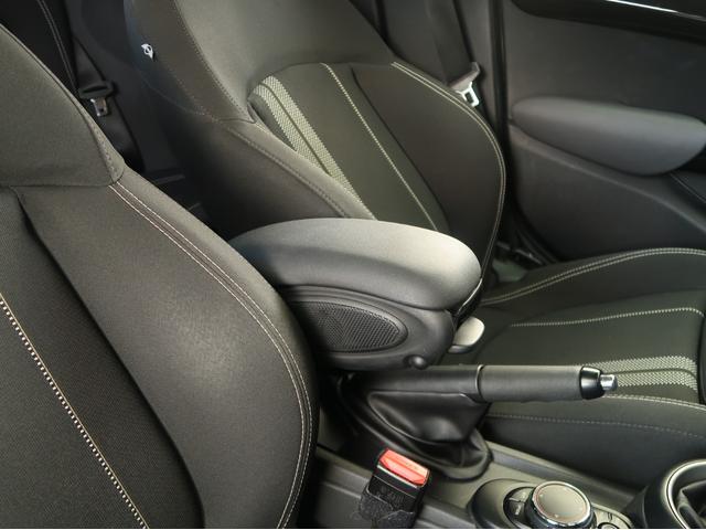 ＭＩＮＩ クーパーＳ　ターボ　ブラックルーフ　ＬＥＤヘッドライト　ＬＥＤフォグ　純正ＨＤＤナビ　ＢＴオーディオ＆ハンズフリー　１６インチＡＷ　クロームラインインテリア　ライトパッケージ　１オーナー　禁煙車　半年保証付（53枚目）