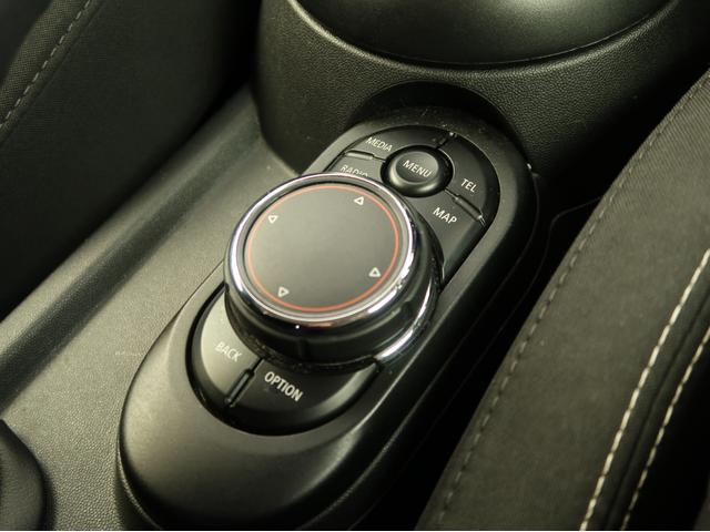 ＭＩＮＩ クーパーＳ　ターボ　ブラックルーフ　ＬＥＤヘッドライト　ＬＥＤフォグ　純正ＨＤＤナビ　ＢＴオーディオ＆ハンズフリー　１６インチＡＷ　クロームラインインテリア　ライトパッケージ　１オーナー　禁煙車　半年保証付（68枚目）