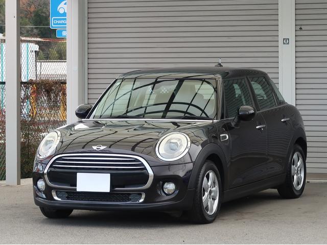 ＭＩＮＩ クーパー　５ドア　ミントパッケージ　ＬＥＤヘッドライト＆ＬＥＤフォグランプ　ドライビングモード　ナビパッケージ　ＢＴオーディオ＆ハンズフリー　アームレスト　クロームラインインテリア　ライトパッケージ　禁煙車（2枚目）