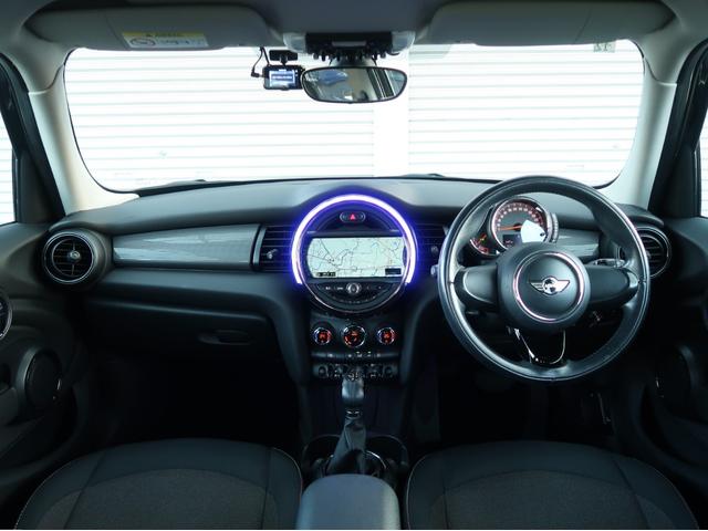 ＭＩＮＩ クーパー　５ドア　ミントパッケージ　ＬＥＤヘッドライト＆ＬＥＤフォグランプ　ドライビングモード　ナビパッケージ　ＢＴオーディオ＆ハンズフリー　アームレスト　クロームラインインテリア　ライトパッケージ　禁煙車（9枚目）