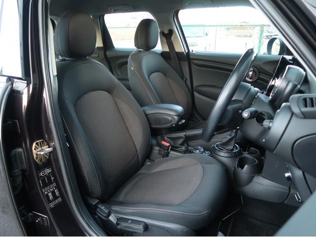 ＭＩＮＩ クーパー　５ドア　ミントパッケージ　ＬＥＤヘッドライト＆ＬＥＤフォグランプ　ドライビングモード　ナビパッケージ　ＢＴオーディオ＆ハンズフリー　アームレスト　クロームラインインテリア　ライトパッケージ　禁煙車（12枚目）