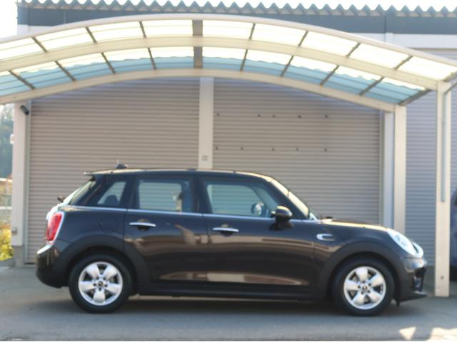 ＭＩＮＩ クーパー　５ドア　ミントパッケージ　ＬＥＤヘッドライト＆ＬＥＤフォグランプ　ドライビングモード　ナビパッケージ　ＢＴオーディオ＆ハンズフリー　アームレスト　クロームラインインテリア　ライトパッケージ　禁煙車（22枚目）