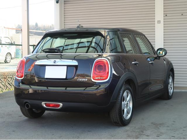 ＭＩＮＩ クーパー　５ドア　ミントパッケージ　ＬＥＤヘッドライト＆ＬＥＤフォグランプ　ドライビングモード　ナビパッケージ　ＢＴオーディオ＆ハンズフリー　アームレスト　クロームラインインテリア　ライトパッケージ　禁煙車（23枚目）