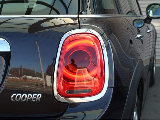 ＭＩＮＩ クーパー　５ドア　ミントパッケージ　ＬＥＤヘッドライト＆ＬＥＤフォグランプ　ドライビングモード　ナビパッケージ　ＢＴオーディオ＆ハンズフリー　アームレスト　クロームラインインテリア　ライトパッケージ　禁煙車（34枚目）