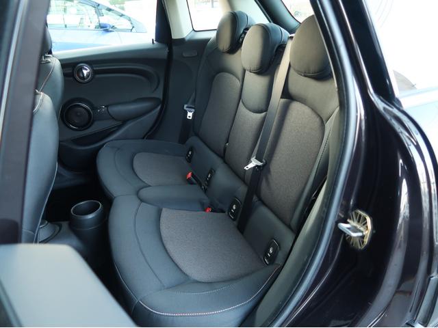 ＭＩＮＩ クーパー　５ドア　ミントパッケージ　ＬＥＤヘッドライト＆ＬＥＤフォグランプ　ドライビングモード　ナビパッケージ　ＢＴオーディオ＆ハンズフリー　アームレスト　クロームラインインテリア　ライトパッケージ　禁煙車（43枚目）