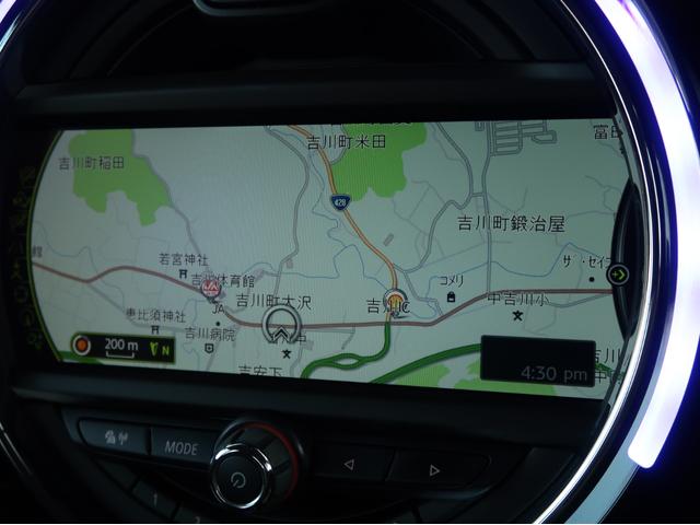 ＭＩＮＩ クーパー　５ドア　ミントパッケージ　ＬＥＤヘッドライト＆ＬＥＤフォグランプ　ドライビングモード　ナビパッケージ　ＢＴオーディオ＆ハンズフリー　アームレスト　クロームラインインテリア　ライトパッケージ　禁煙車（53枚目）