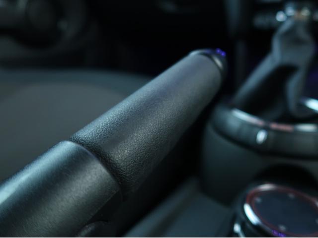 ＭＩＮＩ クーパー　５ドア　ミントパッケージ　ＬＥＤヘッドライト＆ＬＥＤフォグランプ　ドライビングモード　ナビパッケージ　ＢＴオーディオ＆ハンズフリー　アームレスト　クロームラインインテリア　ライトパッケージ　禁煙車（66枚目）