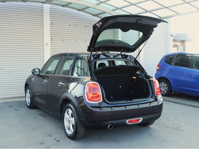ＭＩＮＩ クーパー　５ドア　ミントパッケージ　ＬＥＤヘッドライト＆ＬＥＤフォグランプ　ドライビングモード　ナビパッケージ　ＢＴオーディオ＆ハンズフリー　アームレスト　クロームラインインテリア　ライトパッケージ　禁煙車（70枚目）