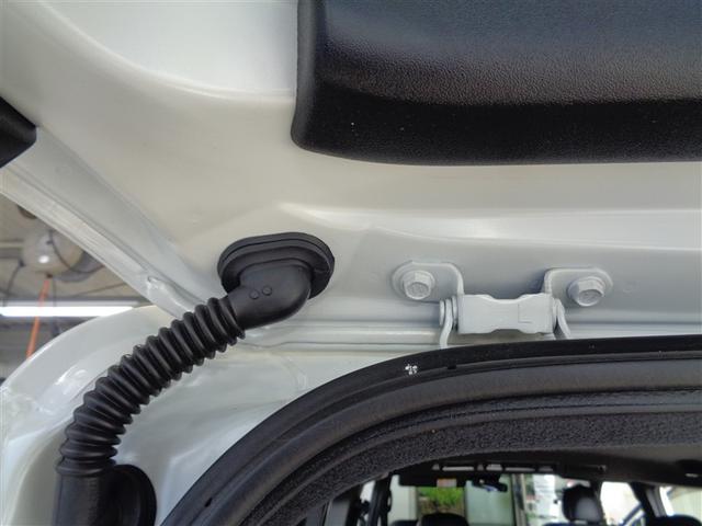 後ハッチ取付部です。水アカの付着しやすいところですが、すみずみまで洗浄します