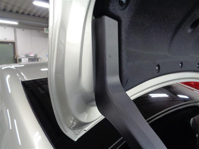 後ハッチ取付部です。水アカの付着しやすいところですが、すみずみまで洗浄します