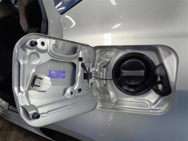 給油口のフタの裏です。見過ごしそうなところまで、キレイにします！！