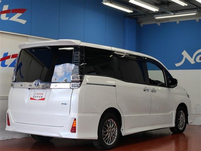 ヴォクシー ハイブリッドＺＳ　煌ＩＩＩ　フルセグ　メモリーナビ　ＤＶＤ再生　ミュージックプレイヤー接続可　後席モニター　バックカメラ　衝突被害軽減システム　ＥＴＣ　両側電動スライド　ＬＥＤヘッドランプ　乗車定員７人　３列シート　ワンオーナー（5枚目）