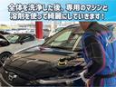 専用のマシンと溶剤を使って、外装の汚れ落とし、ツヤ出しを行っています。