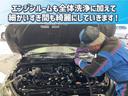 クルマにとって大切なエンジンルームも、手作業で細かく洗浄しています。