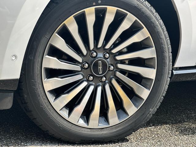 リンカーンナビゲーター 　リザーブ　新車並行　ワンオーナー　全整備履歴有　電動サイドステップ　電動リアゲート　パノラマサンルーフ　ＲＡＶＥＬサウンド　シートヒーター＆ベンチレーション　カープレイ　ＡＶインターフェース（2枚目）