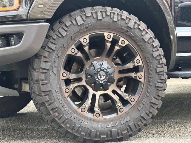 Ｆ－１５０ 　ラプター　新車並行　パノラマルーフ　カーボンフェンダー　Ｂｏｒｌａアタックマフラー　３連フォグライト　社外エアクリーナー純正ナビ＋アルパイン１１インチナビ　ＦＵＥＬ２０インチホイール　フルセグＴＶ（2枚目）