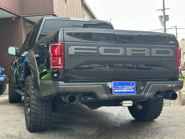 Ｆ－１５０ 　ラプター　新車並行　パノラマルーフ　カーボンフェンダー　Ｂｏｒｌａアタックマフラー　３連フォグライト　社外エアクリーナー純正ナビ＋アルパイン１１インチナビ　ＦＵＥＬ２０インチホイール　フルセグＴＶ（15枚目）