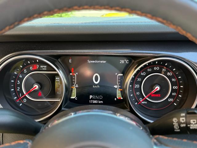 ジープ・ラングラーアンリミテッド ルビコン392 新車並行 ワンオーナー スカイワンタッチパワートップ 電動サイドステップ FOXサスペンション サブウーファ付きアルパインオーディオ(32枚目)