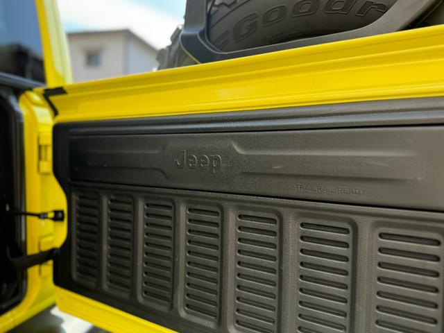 ジープ・ラングラーアンリミテッド ルビコン392 新車並行 ワンオーナー スカイワンタッチパワートップ 電動サイドステップ FOXサスペンション サブウーファ付きアルパインオーディオ(50枚目)